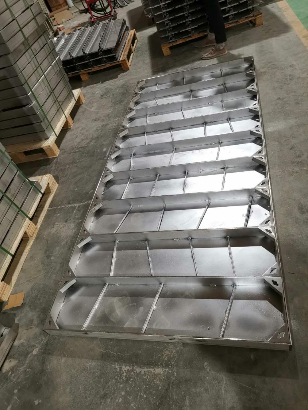 不銹鋼邊框多開(kāi)井蓋.jpg 不銹鋼邊框多開(kāi)井蓋.jpg